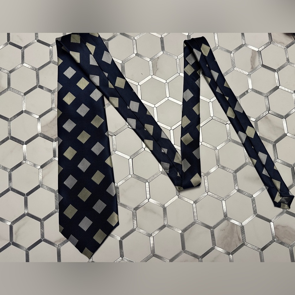 Giorgio Armani Made in Italy 100% Silk Navy Gold Diamond Geometric Luxury Tie - Picture 4 of 6